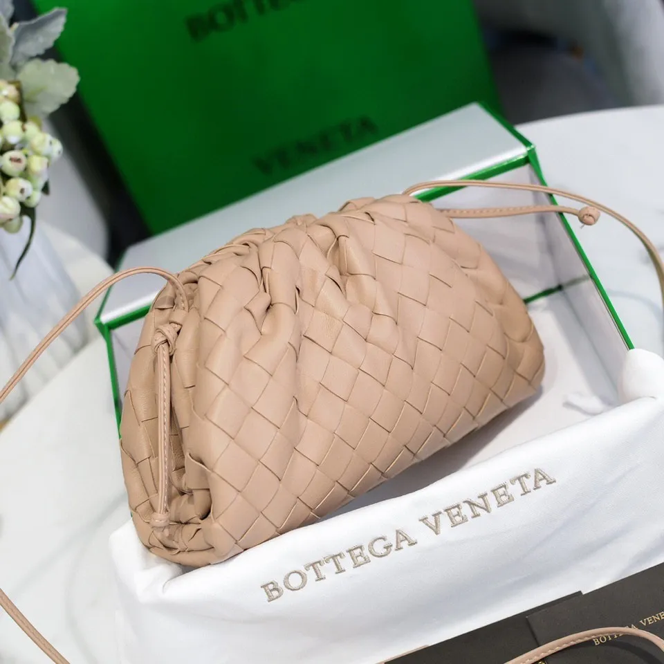 Batch 1260 Small Cloud Large Plaid Weaving The pouch Cloud bag is the first series designed by former Celine designer Daniel Lee after joining BV. The upper body is extremely ecstatic ~ fashionable and classy ~ elegant and concise, lazy and intellectual size: 23*13*8 [Little Cloud Rough Weave#]